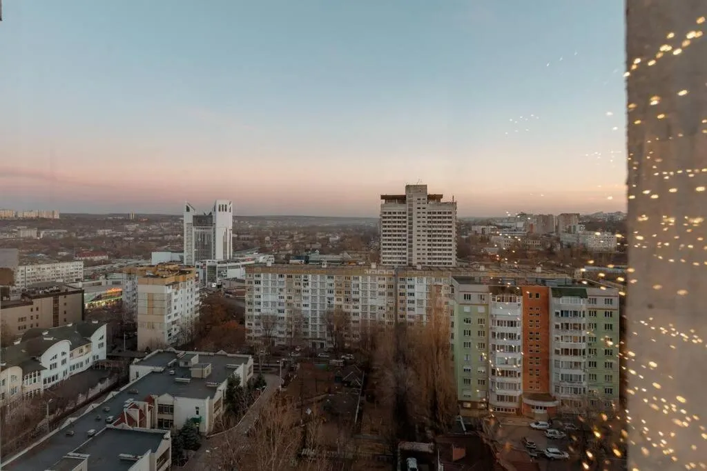 Image 5 of Flatkeepers – center view
