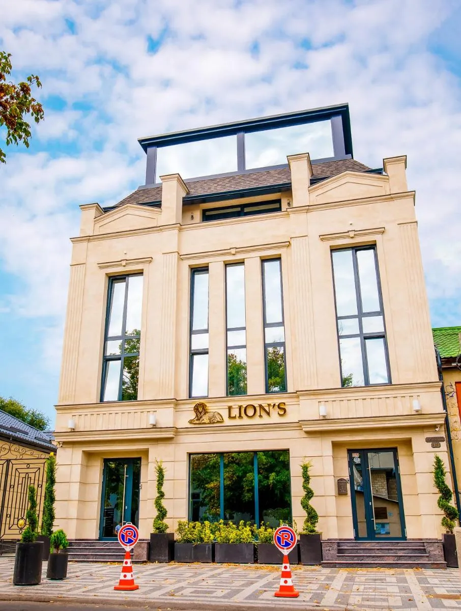 Image 3 of Lion’s Hotel