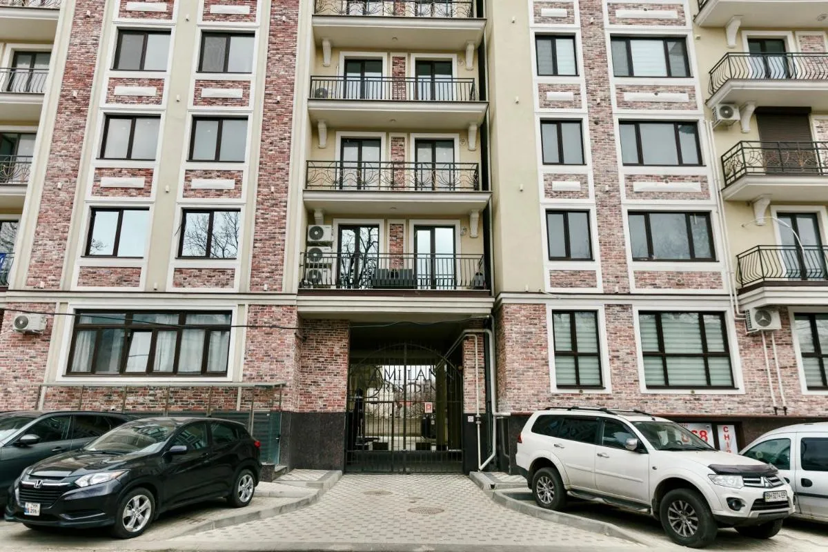 Image 4 of Stylish & Spacious: City Gem
