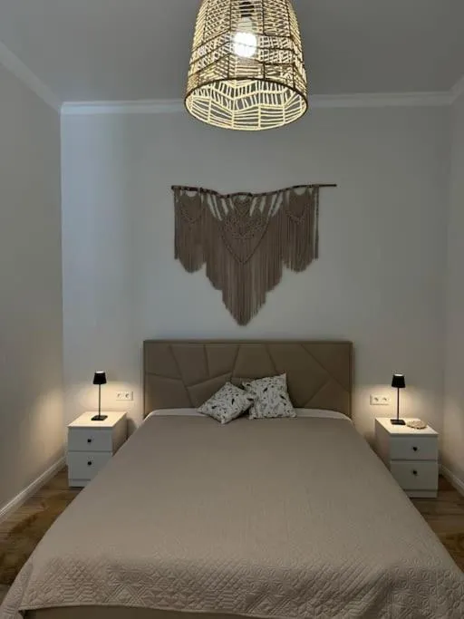 Image 6 of Apartament central cu curte privată