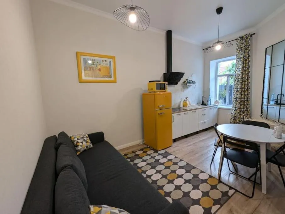 Image 1 of Apartament central cu curte privată