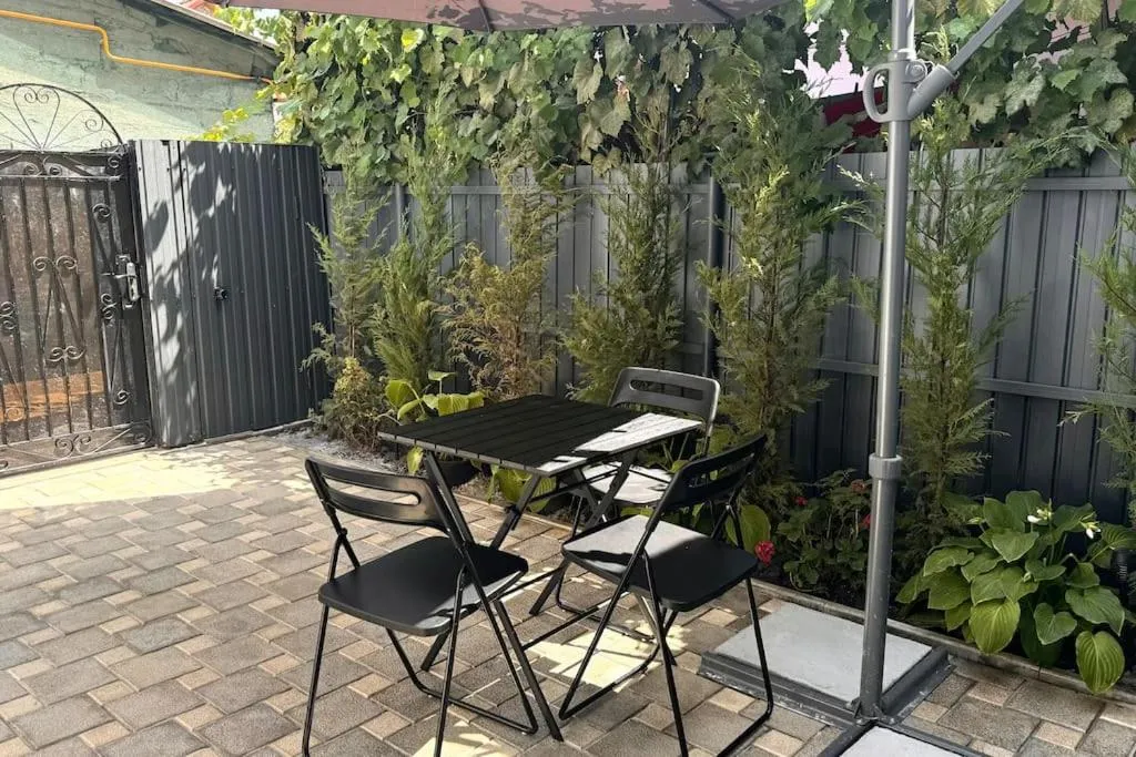 Image 2 of Apartament central cu curte privată