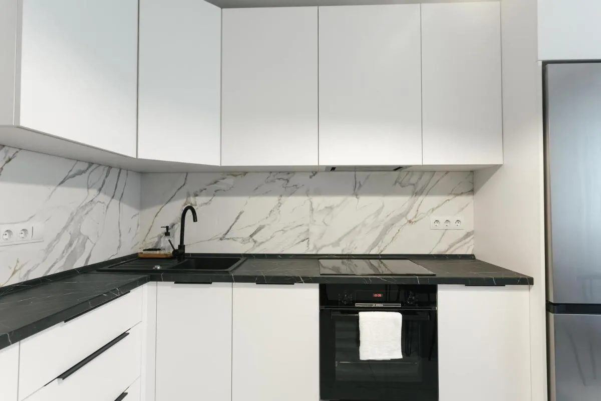 Image 5 of Charming 2BR Apartment , King Bed, Family Friendly, Full Kitchen