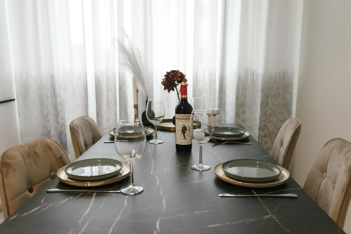 Image 1 of Charming 2BR Apartment , King Bed, Family Friendly, Full Kitchen