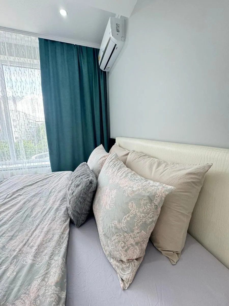 Image 3 of Modern Apartment near Airport with Parking