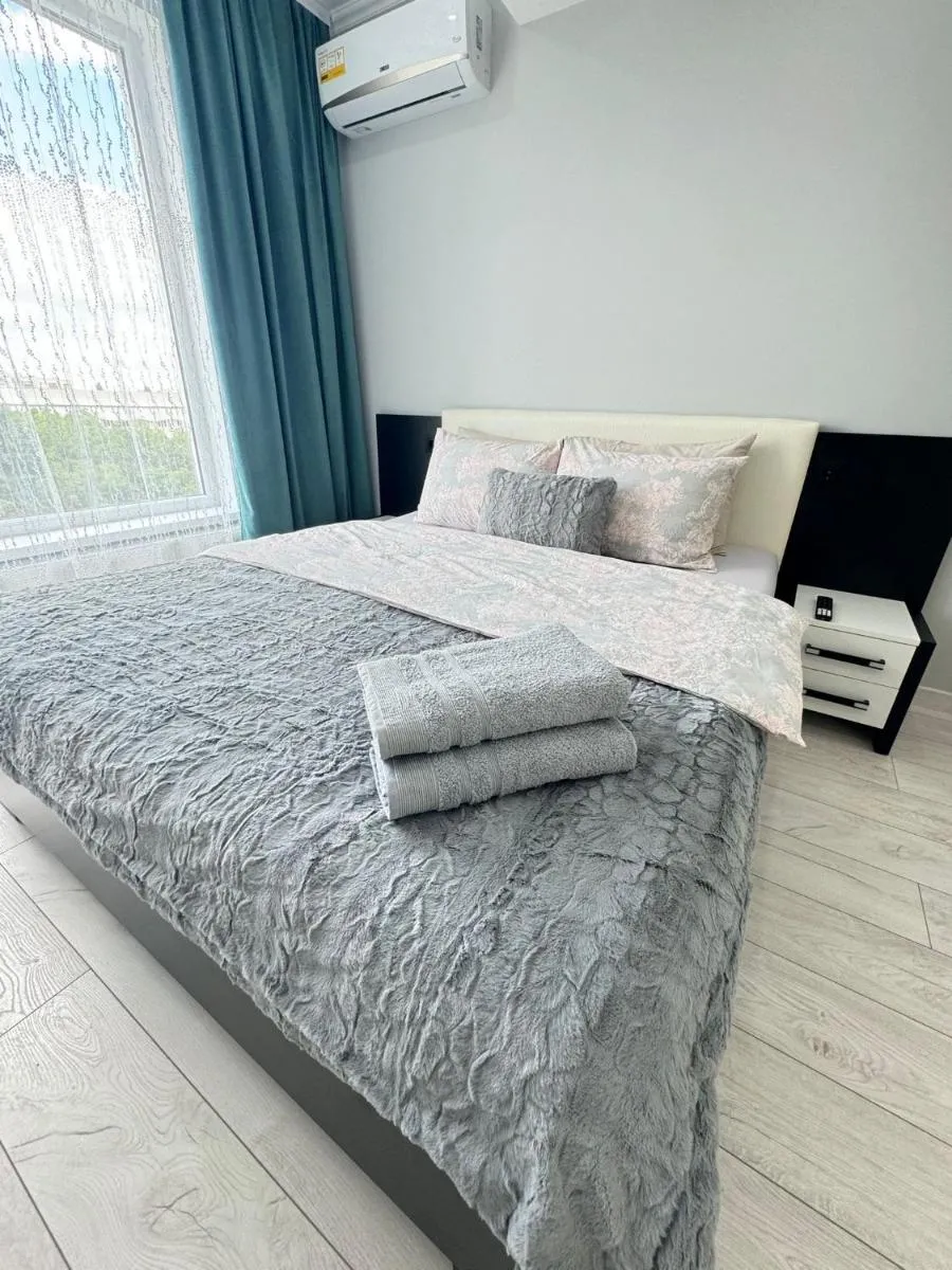 Image 4 of Modern Apartment near Airport with Parking