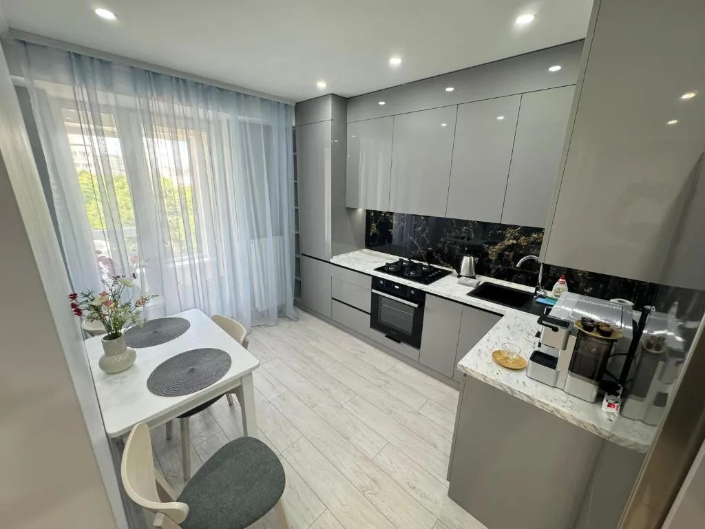 Image of Modern Apartment near Airport with Parking