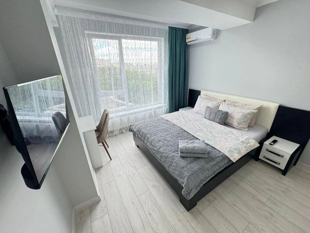 Image 1 of Modern Apartment near Airport with Parking