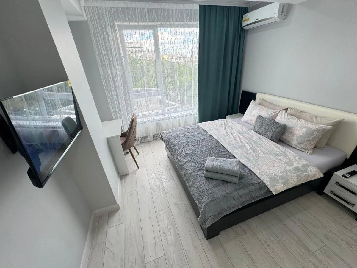 Image 2 of Modern Apartment near Airport with Parking