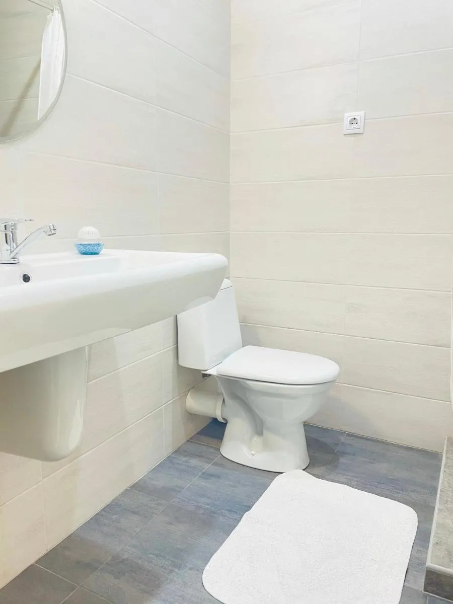Image 5 of Studio flat