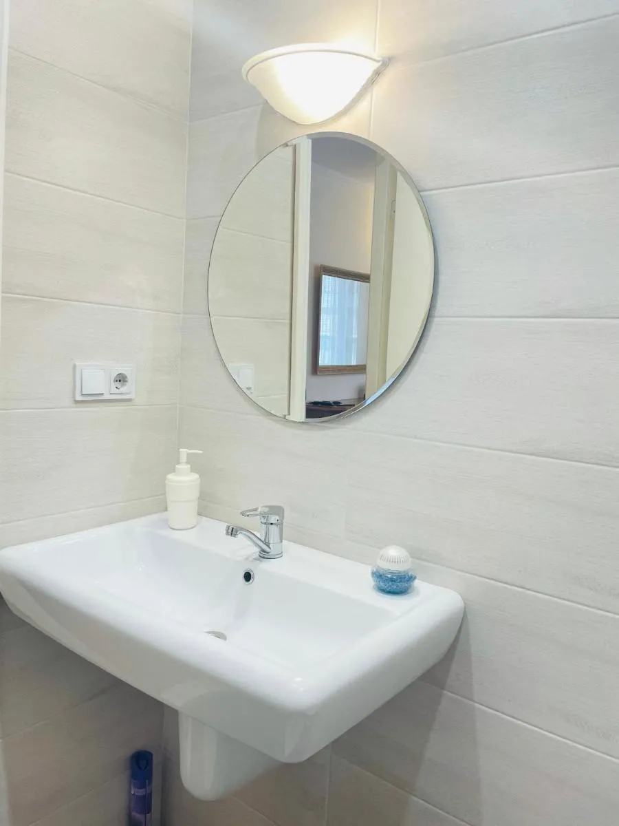 Image 4 of Studio flat